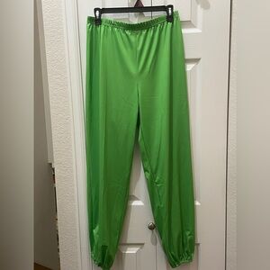 Vibrant Green Elastic Waist silky jogger/lounging pants 
Elastic ankle
30x28”